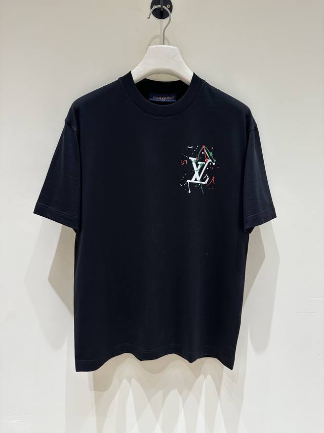 新品 T9- V家族男士时装款圆领短袖T恤，香港洋行渠道货，25年夏季新品，官方同步售卖款，明星级人气单品！ 整体的设计沿袭了V登家族的元素和基调，这一季抓取品