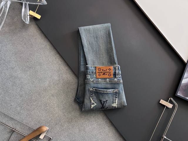 Lv*、重工水洗休闲牛仔裤，进口原版水洗弹力面料，舒适有弹性，独特设计，版型超正，舒适透气，档次极高，专柜品质，上身帅气十足，码数：28-38 35.37