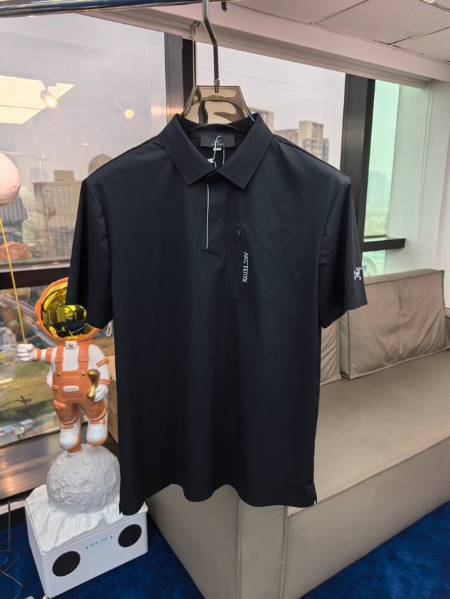 始祖鸟 25Ss春夏新款速干翻领Polo衫 休闲运动风，户外品牌可能大家第一想到的就是、始祖鸟，在以面料独特研究为特征，仅凭这些就已经足以支撑其成为服装制造行业