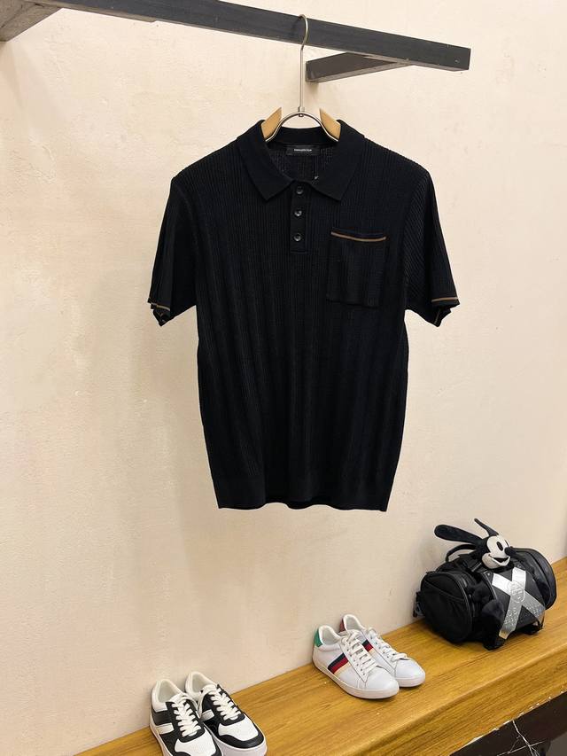 杰尼亚 2025新品短袖Polo，帅气时尚，顶级绣花字母Logo，简约百搭款。面料针织 不仅挺括，保持潮流的廓形，又穿着舒适，纱织更细腻，码数M-3Xl