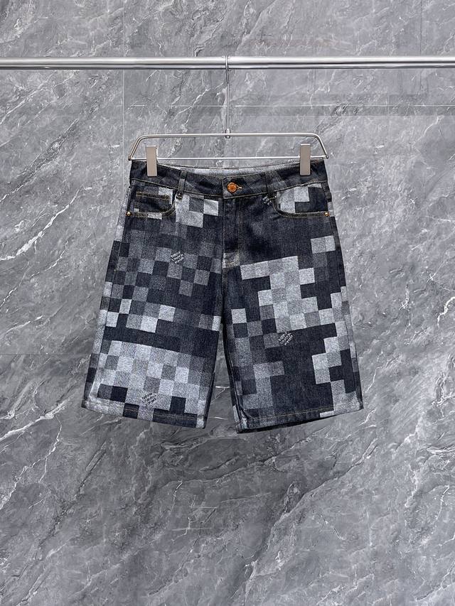 Lv 2025新品，原单牛仔短裤 原版重工打造，品牌经典Logo设计，三标齐全！原版五金辅料。专柜定制牛仔面料，完全对版专柜，欢迎专柜试穿后再购买，好货不怕比。