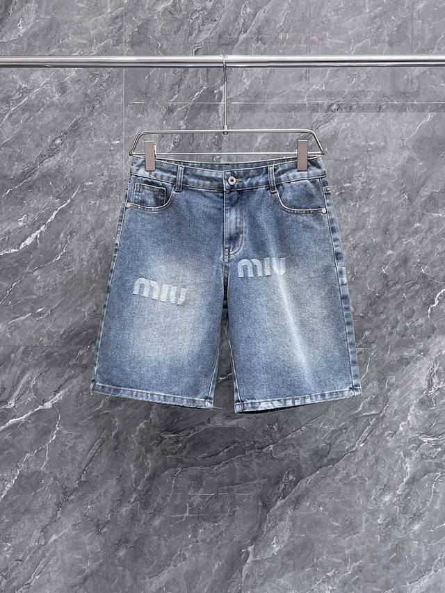Miu 2025新品，原单牛仔短裤 原版重工打造，品牌经典Logo设计，三标齐全！原版五金辅料。专柜定制牛仔面料，完全对版专柜，欢迎专柜试穿后再购买，好货不怕比