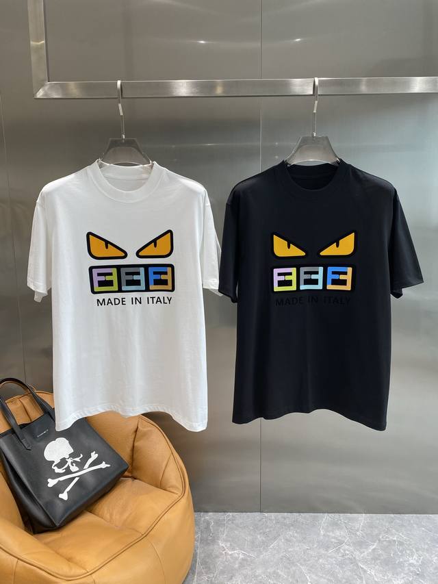 芬家 Fendi短袖 夏日酷炫潮流担当 黄色小怪兽眼睛图案，搭配色彩 个性又充满设计感，时尚度直接拉满。面料柔软又透气，M-3Xl 隔天