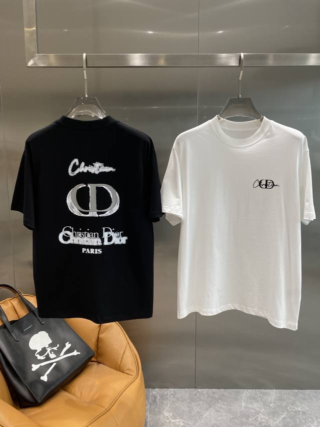 迪家 迪奥短袖 夏日奢华格调之选T恤经典又神秘，背后大大的银色“Cd”标志，搭配上飘逸的“Christian”字样和品牌名，奢华感与艺术感十足，格调满满。面料质