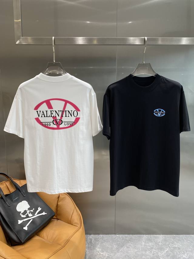 华伦家 华伦天奴短袖 夏日潮流奢华风 T恤简约大气，背后那亮眼的蓝色品牌标志，充满复古与浪漫的气息，奢华感与潮流感兼具。 面料舒适又有质感，M-3Xl