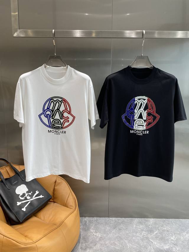 蒙家 蒙口短袖 夏日时尚活力担当 简约低调，胸前色彩绚丽的品牌标志，红蓝白三色交织 时尚感爆棚。面料亲肤又透气，M-3Xl 隔天
