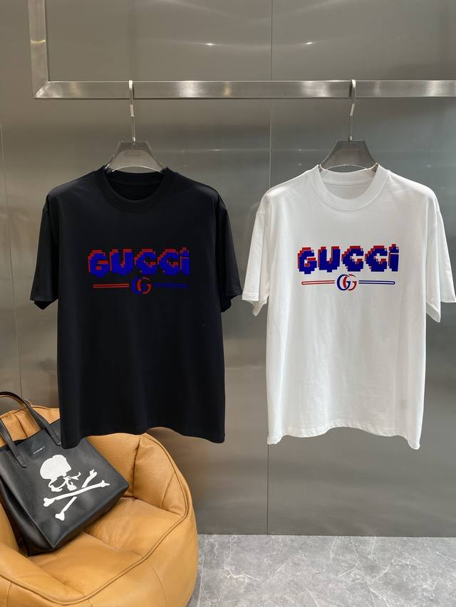 古家 Gucci短袖 夏日复古潮流新风尚 T恤经典百搭，胸前像素风格的“Gucci”字样，红蓝色的碰撞，复古又充满科技感，瞬间抓住眼球，让人眼前一亮。面料舒适亲