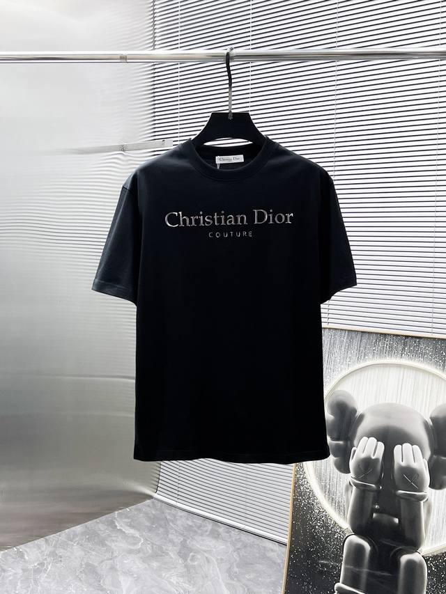 迪奥 Dior 2025Ss新款 半袖 体恤 短袖 圆领T恤，高端版本！专柜定制面料 透气舒适度高，细节无可挑剔，品牌元素设计理念，体现高品质。手感细腻柔软！呈