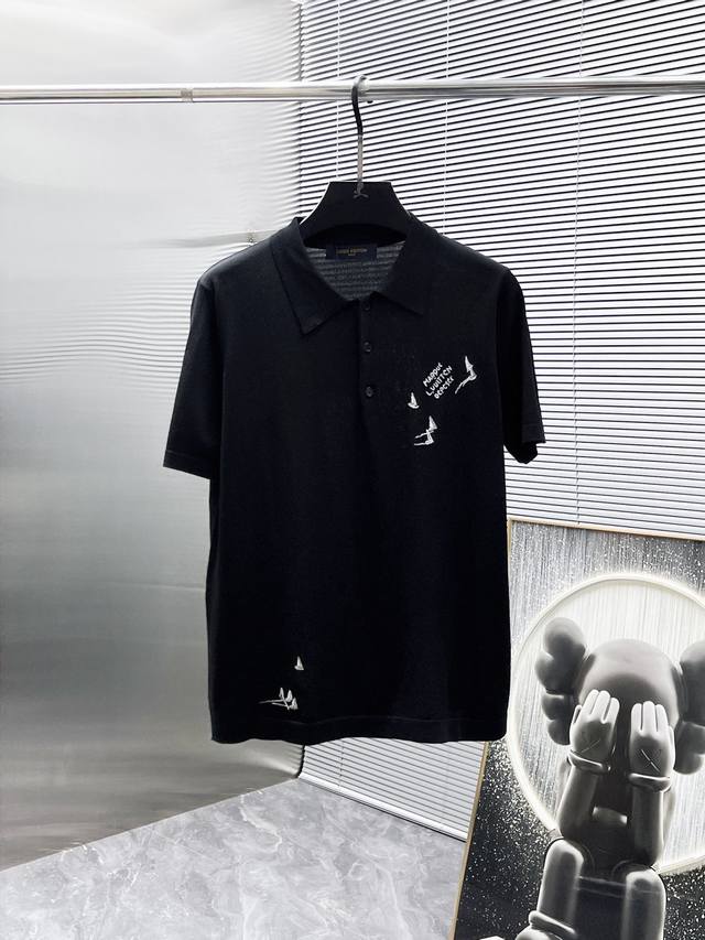 路易威登 Lv 2025Ss新款 翻领短袖 针织 Polo衫，高端版本！专柜定制面料 透气舒适度高，细节无可挑剔，品牌元素设计理念，体现高品质。手感细腻柔软！呈