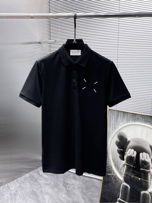 马吉拉 2025Ss夏季新款 翻领短袖T恤 Polo衫，高端版本！专柜定制面料 透气舒适度高，细节无可挑剔，品牌元素设计理念，体现高品质。手感细腻柔软！呈现休闲