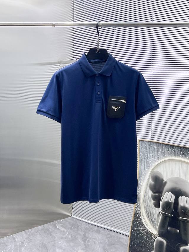 普拉达 Prada 2025Ss夏季新款 翻领短袖T恤 Polo衫，高端版本！专柜定制面料 透气舒适度高，细节无可挑剔，品牌元素设计理念，体现高品质。手感细腻柔