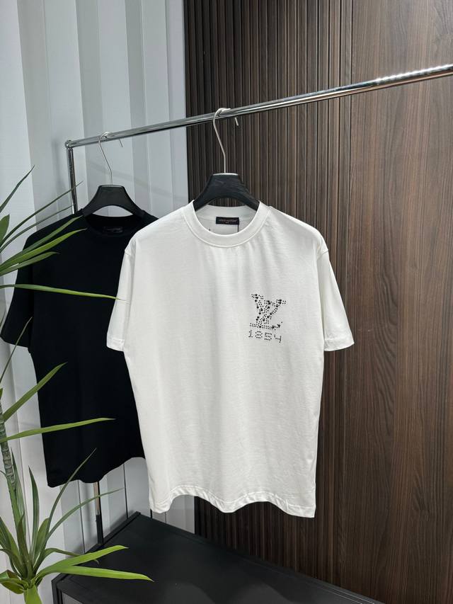 Lv 2025Ss春夏新款短袖 全棉平纹面料打造 再洗水定型 磨破工艺 前胸Logo烫钻工艺 高品质 手感柔软 定制面料 做工精细 男女同款 黑色 白色 S M