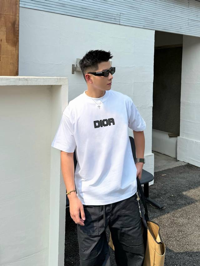 Dior 2025Ss春夏新款短袖 全棉平纹面料打造 再洗水定型 磨破工艺 前胸Logo烫钻工艺 高品质 手感柔软 定制面料 做工精细 男女同款 黑色 白色 S