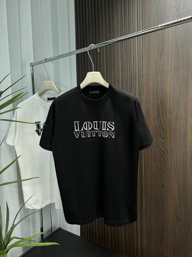 Lv 2025Ss春夏新款短袖 全棉平纹面料打造 再洗水定型 磨破工艺 前胸Logo烫钻工艺 高品质 手感柔软 定制面料 做工精细 男女同款 黑色 白色 S M