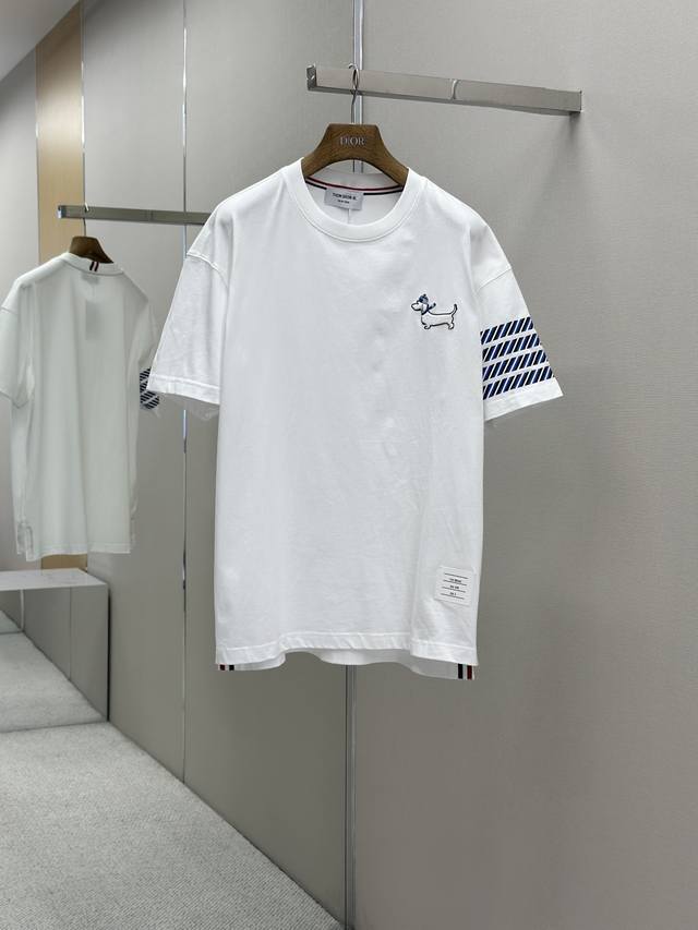 Thom Brown 25Ss春夏新款首发专柜最新款短袖圆领T恤 高端订制 设计前卫时尚！品牌Logo重工艺设计 高端定制高克重面料.手感柔软.穿着舒适.专柜级