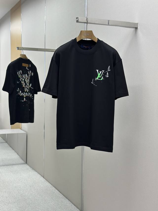 Lv 25Ss春夏新款首发专柜最新款短袖圆领T恤 高端订制 设计前卫时尚！品牌Logo重工艺设计 高端定制240克面料.手感柔软.穿着舒适.专柜级别精致车线.做
