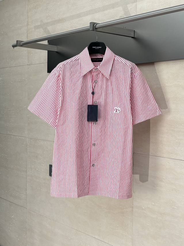 Lv 路易 暗纹提花条纹撞色短袖衬衫 本款棉质衬衫以 Monogram 提花铺陈背景，再借明媚条纹印花丰富视觉层次。胸前 Lv Flower橡胶贴饰注入品牌韵致