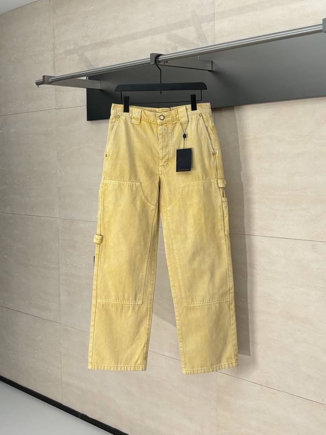 Lv 路易 Type Ll染色牛仔伐木裤 本款通过成衣染色处理，营造水洗复古效果，再以拼接结构和锤子固定环宣示工装风格。Monogram 刺绣点缀两侧和左贴袋，