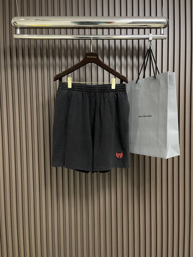Balenciaga Bb麦穗刺绣做旧短裤，定织特定洗水双纱鱼鳞底磨毛面料。成衣进行炒纱工艺制作而成，通过石磨的方式对面料进行染色加工，炒纱后面料轻微泛白，呈现