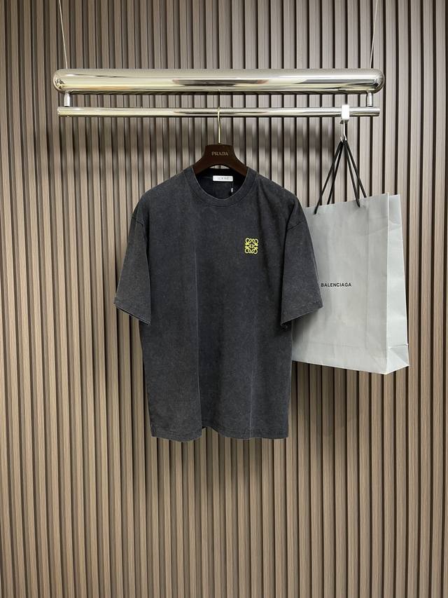 Loewe 黄色经典标后背郁金香花卉蜡染T恤，这件短袖采用独特黑色腊染工艺，面料经特殊处理，呈现出自然做旧纹理，似承载岁月故事，复古又别致。100％纯棉材质 洗