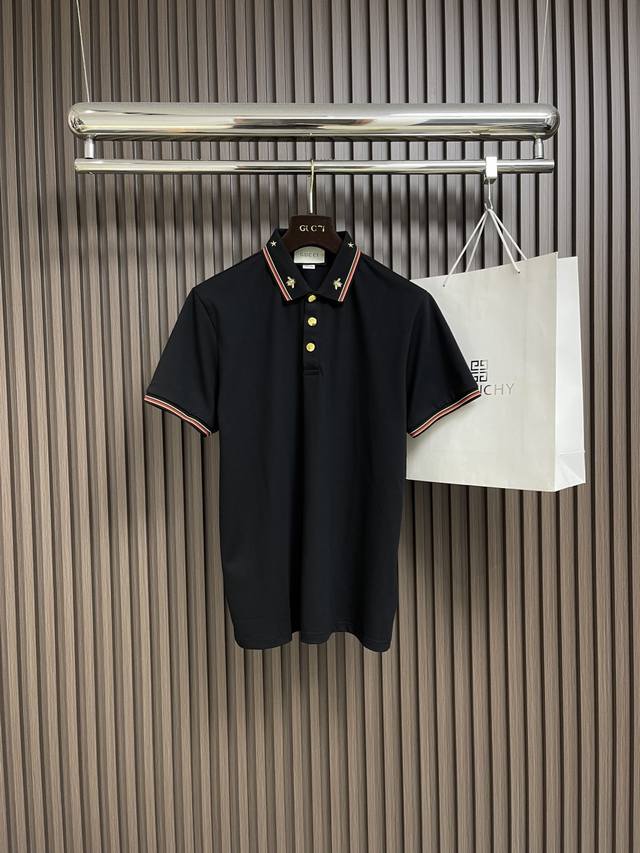 Gucci 小蜜蜂标识珠地棉Polo衫 这款现代风格的Polo衫是Gucci悠久传承的写照。小蜜蜂标识与灵感源自经典织带元素袖口巧妙映衬，品牌经典形象呼之欲出。