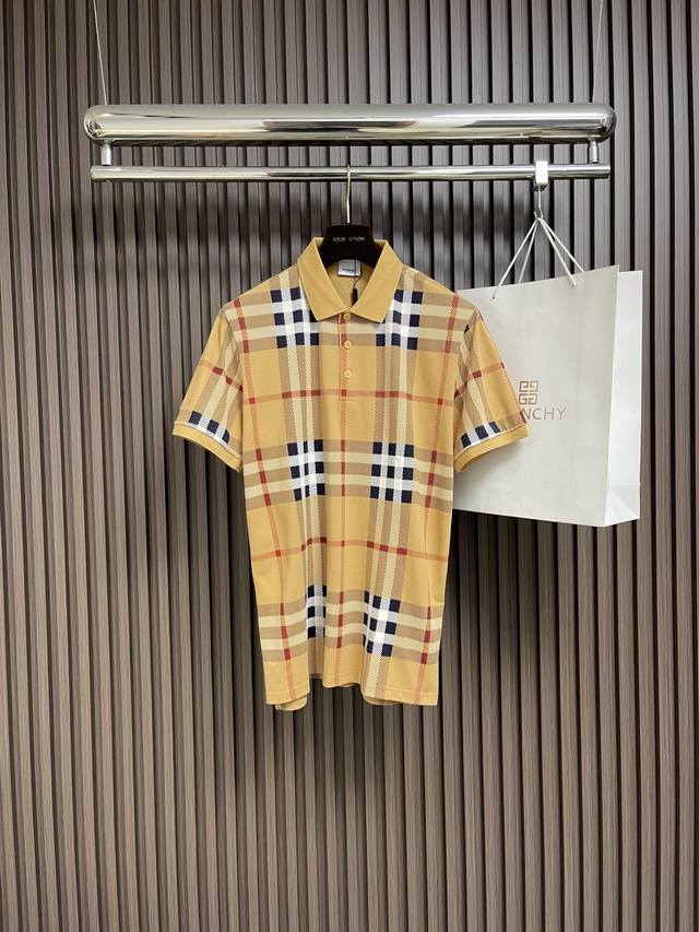 Burberry 格纹纱网印花短袖Polo 衫，选用弹力棉质混纺面料打造。装饰提花针织的 Burberry 格纹，呈现修身版型 焕新装饰品牌 Vintage 复