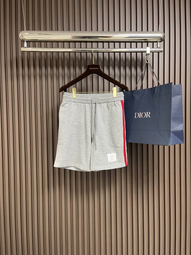Thom Browne Tb 休闲短裤，定制原版级纯棉面料，洗水定型，左侧精密仔章装饰细节 侧边品牌标志三色彩条装饰，所有细节到位品质感立现 尺码：S-Xl