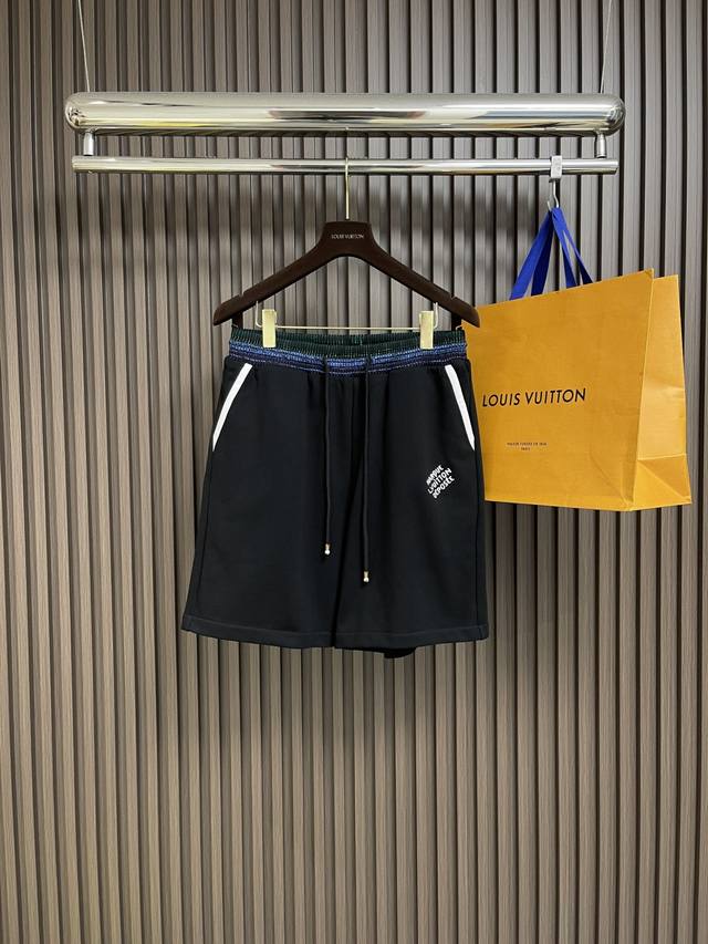 Lv 2025Ss新款抽绳短裤，选用棉质针织演绎学院风范，以莹泽虹彩罗纹点亮腰部。左腿呈现 Marque L.Vuitton Deposee 标识刺绣，镶边口袋