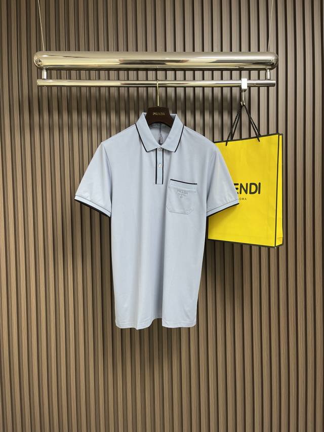 Prada 新款经典休闲商务短袖Polo衫，胸前刺绣Logo，客供定制纽扣，Os版型和精致的裁剪，经典款Polo 珠地棉相比普通的针织布更加的透气、干爽和耐洗。