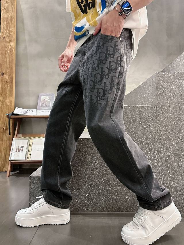 迪奥 2025新品，原单牛仔裤 原版重工打造，品牌经典Logo设计，三标齐全！原版五金辅料。专柜定制牛仔面料，完全对版专柜，欢迎专柜试穿后再购买，好货不怕比。码