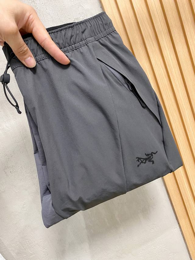 始祖鸟2025Ss春夏新款新款男士工装休闲裤、商务休闲款！！重在面料！婴儿肌肤般的柔滑！！客供定织料，入手便知极具柔滑面料，手感柔软亲肤，上身挺括有型，表面又有