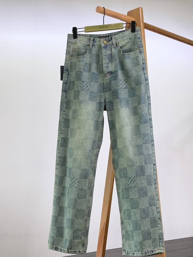 Louisvuitton 路易威登 棋盘格怀旧牛仔长裤。 这款经典牛仔夹克以标志性的3D Damier为特色，其纹理提花和“Marque L.Vuitton D