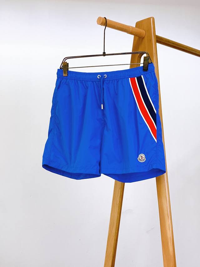 Moncler 蒙口 2025Ss春夏新品 撞色织带短裤侧边红、白、蓝三色撞色织带，经典配色相互碰撞，不仅极具视觉冲击力，还巧妙融入了运动与复古元素。 腰间抽绳