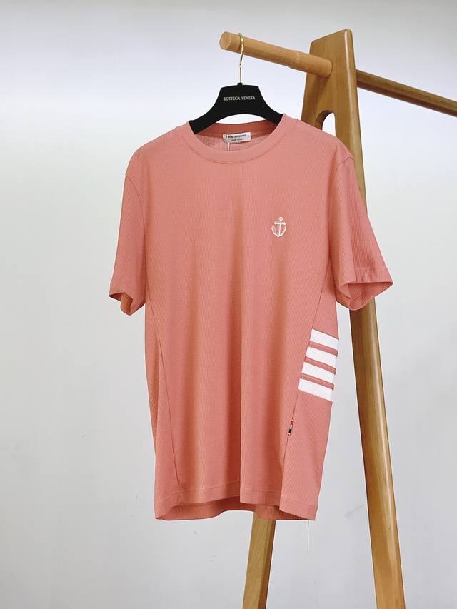 Thom Browne 汤姆 布朗 夏季情侣款T恤 胸口锚型刺绣、侧边经典四杠，后背领标彩条，T辨识度狠狠拿捏，简约又高级； 华夫格肌理面料，细腻有筋骨，透气不