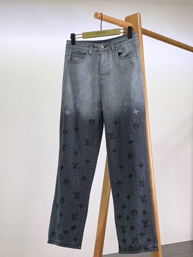 Louisvuitton 路易威登 2025Ss春夏新品 渐变刺绣牛仔神裤 裤身满印经典 Monogram 刺绣，深浅渐变+蓝标点缀，视觉层次感拉满，老花控一眼