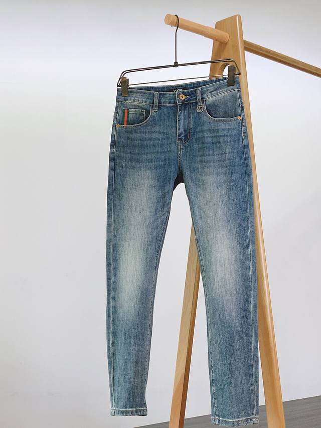 Gucci 古驰 2025Ss春夏新品 时尚休闲牛仔。独爱这一条，弹力加倍的牛仔裤 重工洗水工艺 ..开模定制五金配件，直筒裤脚，精工刺绣图案，面料舒适柔软亲肤