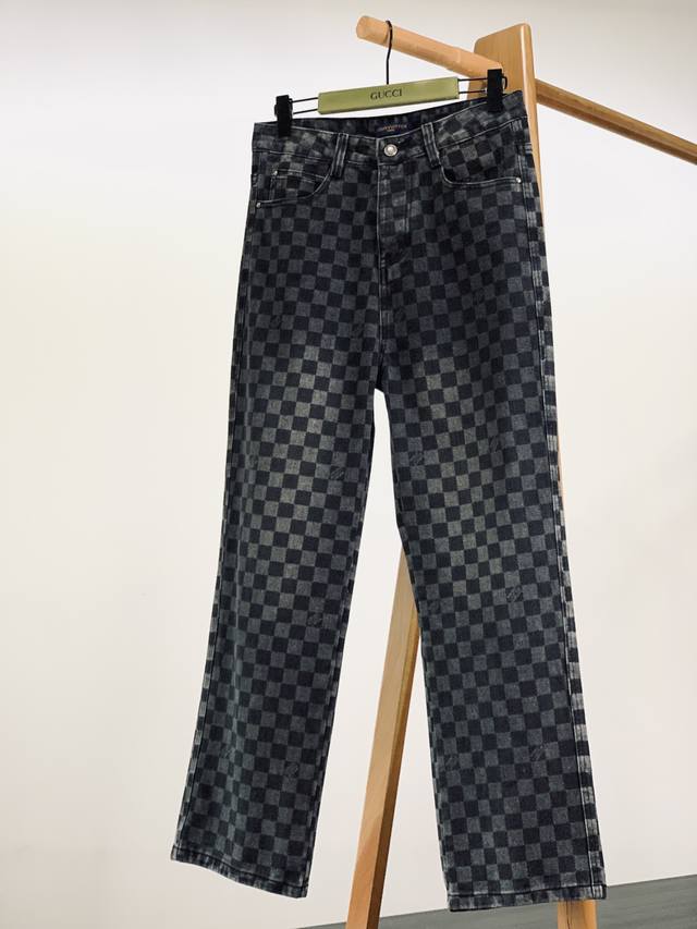 Louisvuitton 路易威登 2025Ss春夏新品 驴家棋盘格休闲牛仔。独爱这一条，弹力加倍的牛仔裤 重工洗水工艺 ..开模定制五金配件，直筒裤脚，面料舒