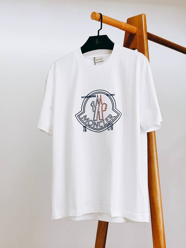 Moncler 蒙口 2025Ss春夏新品 休闲圆领T恤，立体感Logo微廓形半袖T恤，甄选高支埃及长绒棉，手感面糯有骨感，柔而有韧性。液氨工艺处理，韧性和抗皱