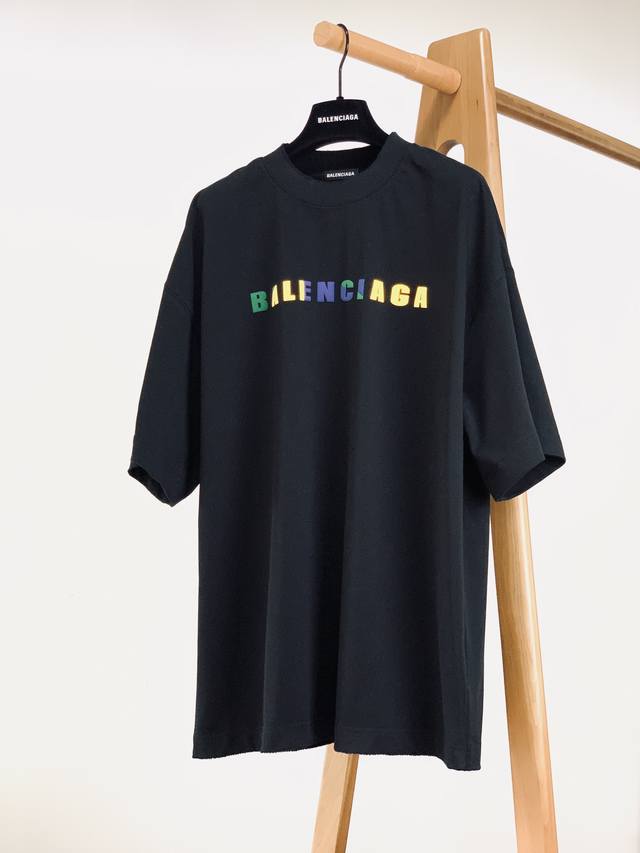 巴黎世家 2025Ss春夏新品 撞色字母标识T恤。衣服边缘的做旧磨破工艺，是品牌标志性的设计语言。领口、袖口及下摆处，那些看似随意的磨损痕迹，实则经过精心打造，