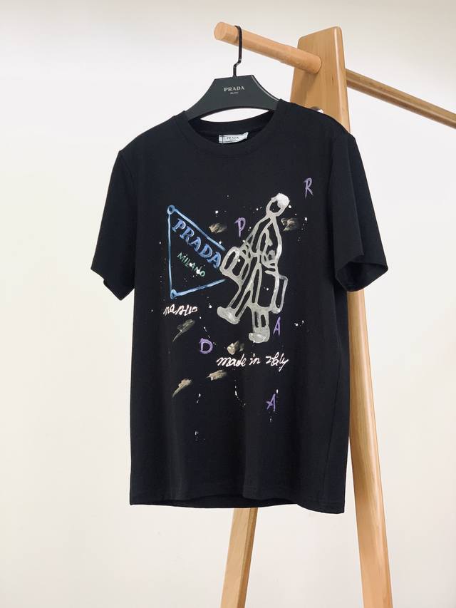 Prada 普拉达 2025Ss春夏新品 手绘印花短Tee，每一件都是纯手工画制而成，百搭款细节处理完美330克纯棉面料，前幅数码定位印花工艺图案，色彩鲜明，字