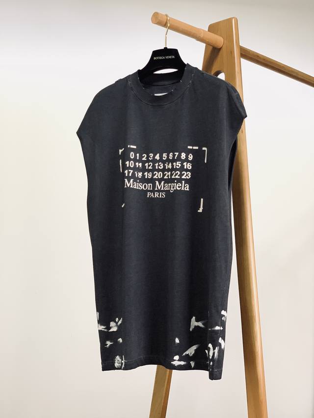 Maison Margiela Mm6 马丁.马吉拉 2025Ss春夏新品 无袖衫真的帅....无袖字母印花背心。。延续了优质简约风格的字母Logo印花背心，为