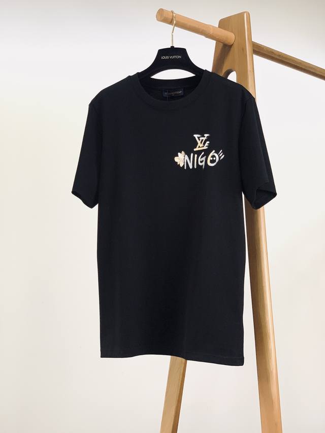 Louisvuitton 路易威登 Nigo 联名T恤 时尚圈的梦幻之作 上身就是干净清爽的氛围感，无论是单穿还是作为内搭 ，都能轻松适配各种风格。 前胸处，独