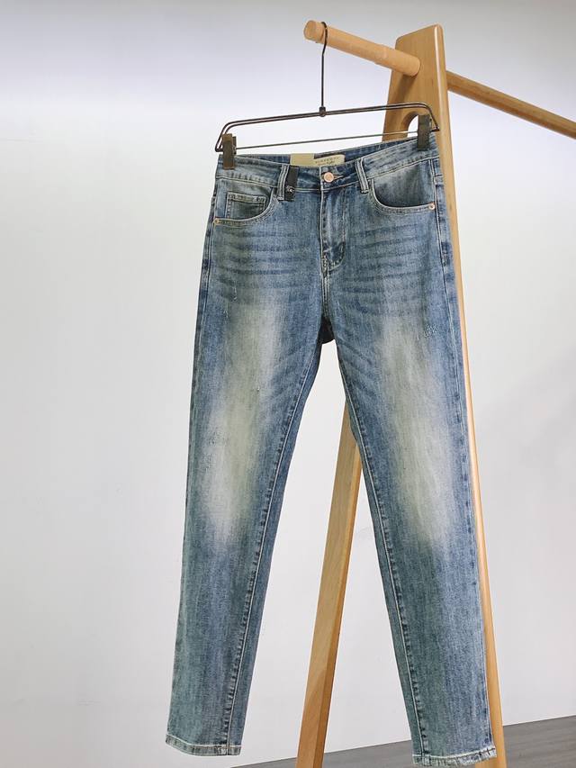 Burberry 巴宝莉 2025Ss春夏新品 高级时装感，休闲洗水牛仔裤。 面料很特殊，超细精仿棉纱混纺，超柔舒适感。 具备牛仔随性感 ,休闲感 , 亦有轻松