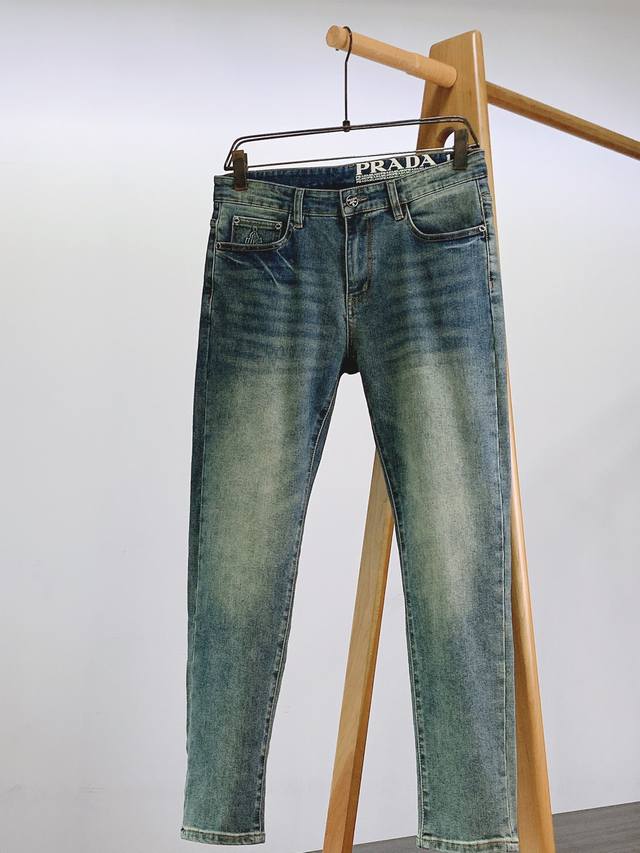 Prada 普拉达 2025Ss春夏新品 高级时装感，休闲洗水牛仔裤。 面料很特殊，超细精仿棉纱混纺，超柔舒适感。 具备牛仔随性感 ,休闲感 , 亦有轻松感 ,