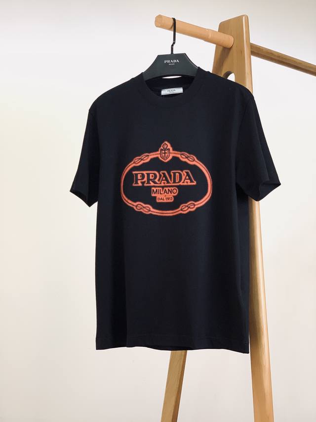 Prada 普拉达 2025Ss春夏新品 刺绣浮雕T恤，立体感Logo微廓形半袖打底T恤，定制高支纯棉打造，手感面糯有骨感，柔而有韧性。液氨工艺处理，韧性和抗皱