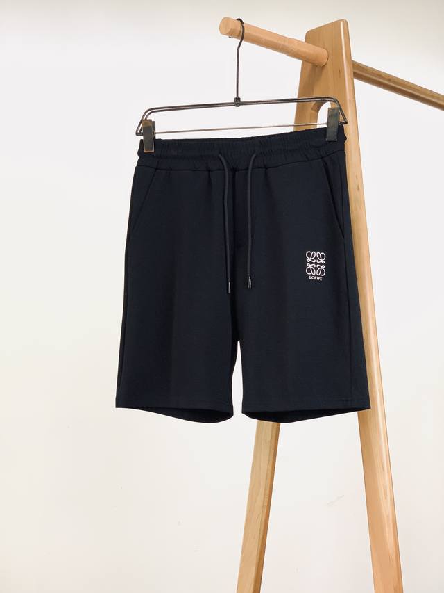 Loewe 罗意威 2025Ss春夏新品 抽绳休闲短裤 时尚系列，独特设计，抽绳休闲长裤 订纱开始订染和订纺。 国内某大厂出口日本 和供应几大顶级品牌的面料。