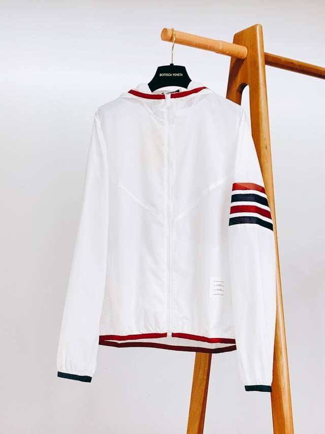 Thom Browne 汤姆 布朗 2025Ss春夏新品 休闲连帽防晒服。100%聚酯纤维面料客供进口呢龙材质,质感超级轻柔,上身轻盈无负担、无束缚，可供五金装