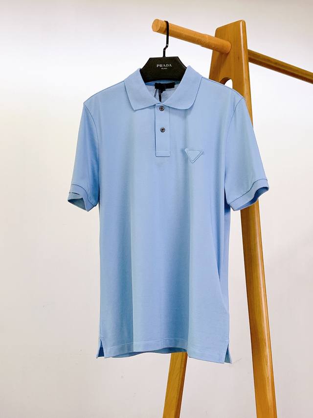 Prada 普拉达 2025Ss春夏新品 经典三角标棉质Polo衫 甄选优质珠地棉打造，触感软糯亲肤，透气不闷汗，夏天穿自带 “呼吸感” 微微挺括的质感，让你不