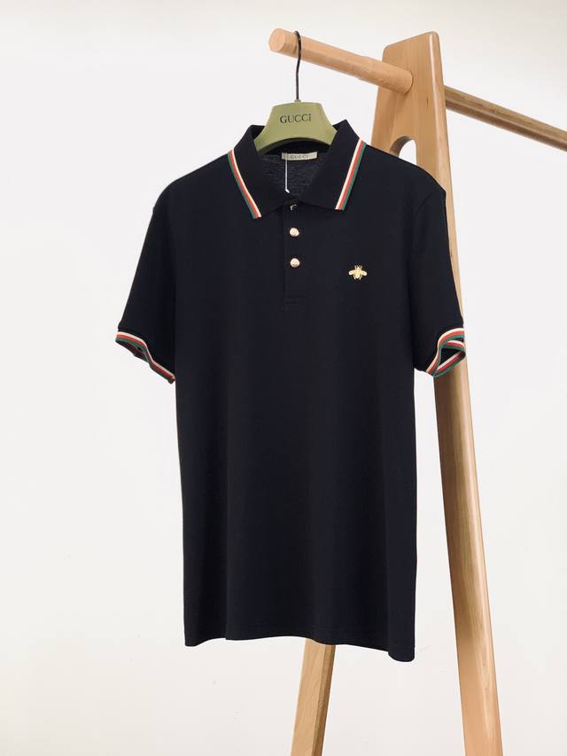Gucci 古驰 2025Ss春夏新品 休闲翻领短Tee。非常规面料裁剪缝制 , 甄选优质珠地网眼透气面料，凉爽舒适，结构稳定透气。胸前经典蜜蜂刺绣，刻字五金纽
