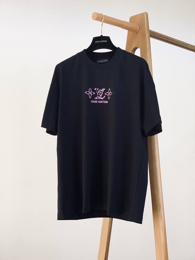 Louisvuitton 路易威登 刺绣图案短袖 重磅级尤物单品，官网在售系列。奢侈一线大牌的御用面料厂织造，手感柔软 舒适，穿着无累赘感，吸湿透气，弹性与垂感